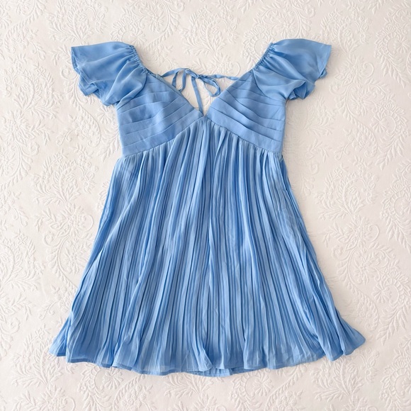 NWOT Lulus Amalfi Coast Light Blue Pleated Flutter Sleeve Mini Dress Small - Picture 2 of 8